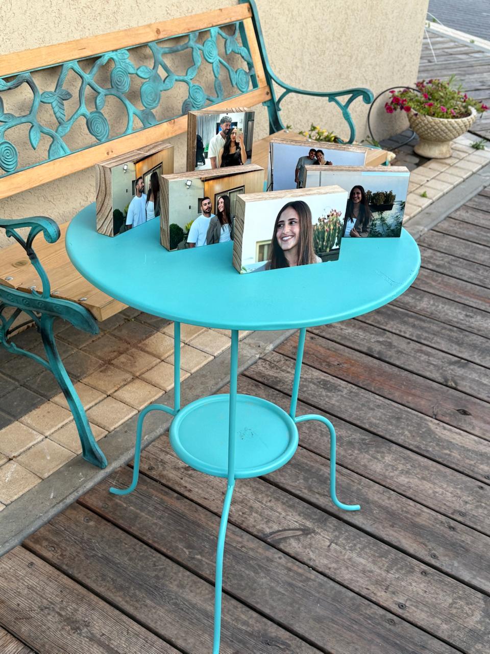 מגנטים ובלוקי עץ על שולחן מזכרות