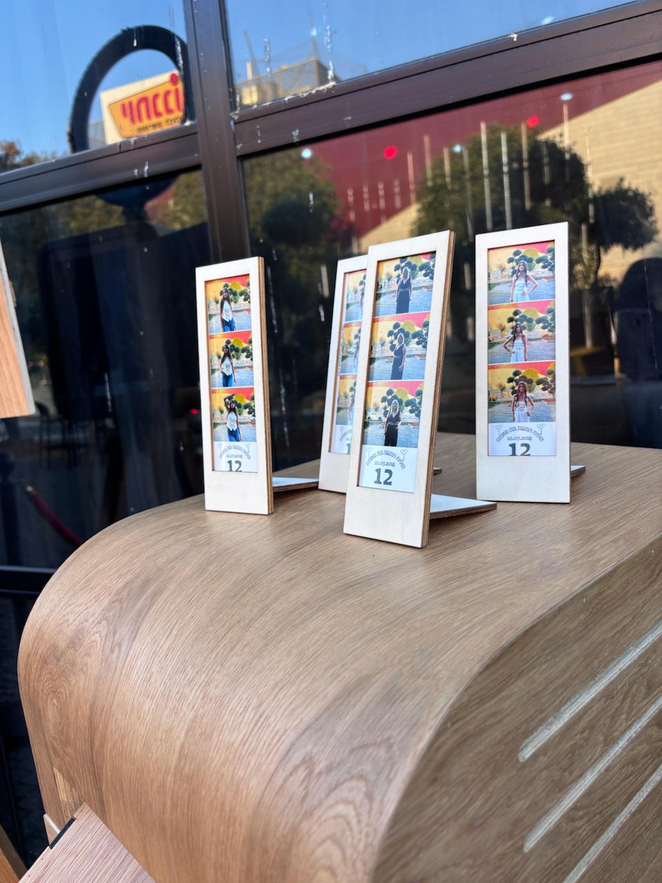 מעמדי עץ עם חריטה אישית