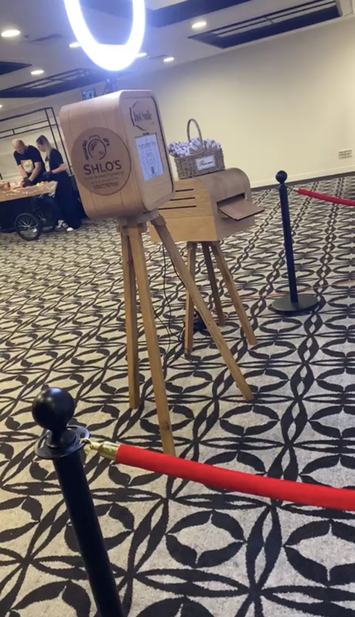 פינת צילום עם מעמדי עץ